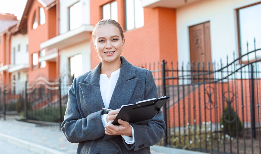 Een inspecteur controleert een woning in het kader van inspectie, beoordeling of certificering.