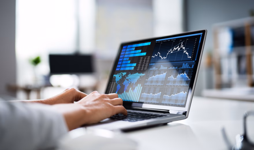 Die Daten werden mithilfe von digitalen Dashboards, Diagrammen und Berichten analysiert.
