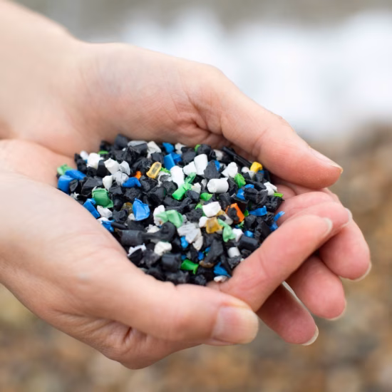 Gerecyclede kunststofdeeltjes worden verzameld voor hergebruik in nieuwe toepassingen.