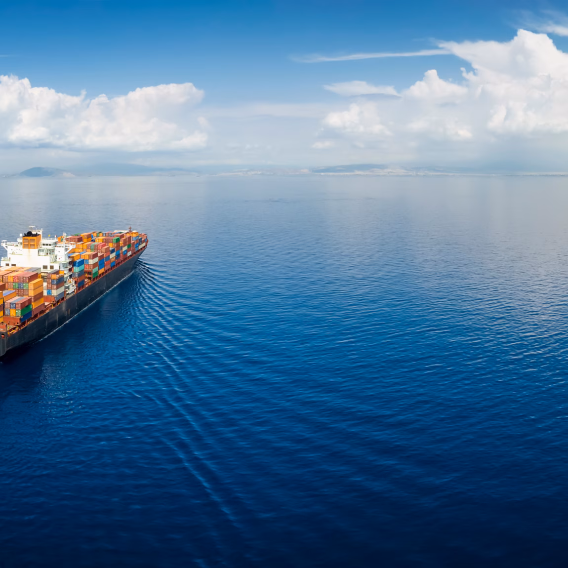 Een containerschip transporteert vrachtcontainers over zee voor internationaal goederenvervoer.