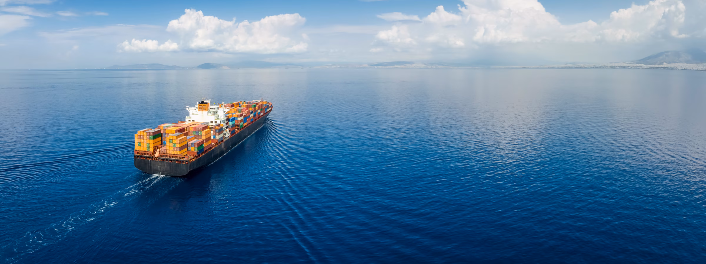 Een containerschip transporteert vrachtcontainers over zee voor internationaal goederenvervoer.