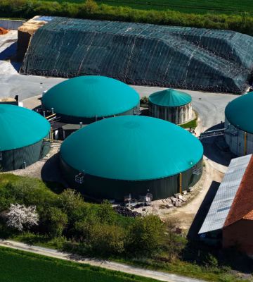 Eine Biogasanlage verarbeitet organische Restströme zur Erzeugung erneuerbarer Energie.