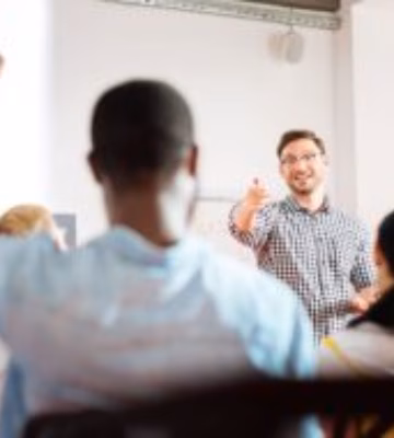 Deelnemers nemen actief deel aan een training door vragen te stellen en kennis uit te wisselen.
