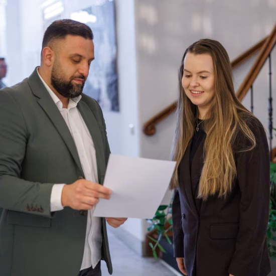Zwei Fachleute besprechen ein Dokument während einer Besprechung im Büro.