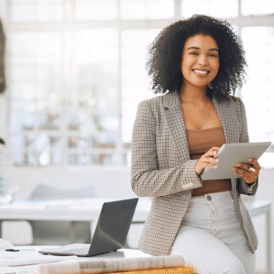 Professional werkt met een tablet in een moderne kantooromgeving voor digitale samenwerking en gegevensbeheer.