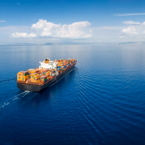 Ein Containerschiff fährt über einen ruhigen Ozean und transportiert Container für den internationalen Handel.