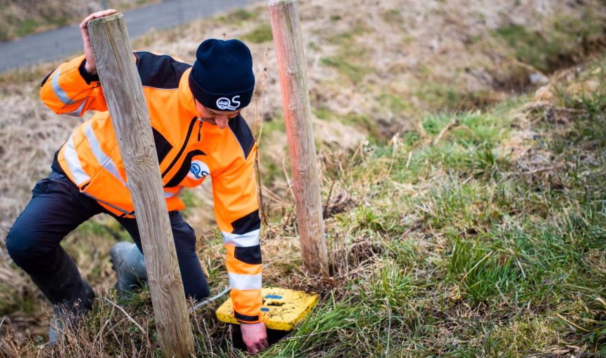An inspector checks a measurement point in the field as part of an inspection or monitoring process.