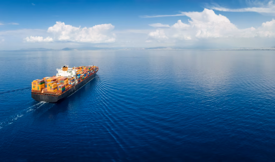 Een containerschip transporteert vrachtcontainers over zee voor internationaal goederenvervoer.