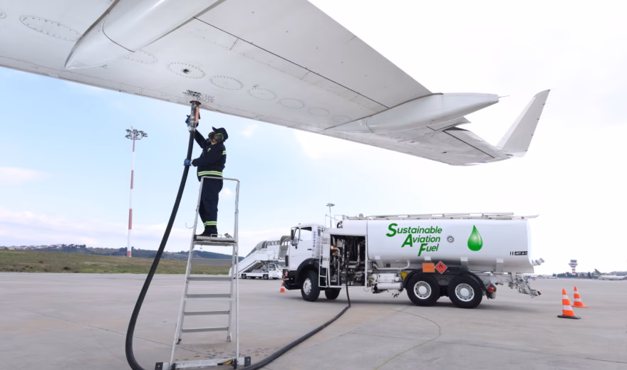 Ein Flugzeug wird auf dem Vorfeld des Flughafens mit nachhaltigem Flugkraftstoff betankt.