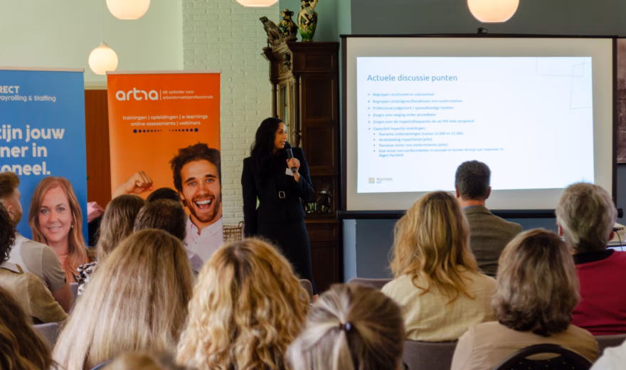 Presentatie voor een publiek tijdens een bijeenkomst over personeel en arbeidsmarktontwikkeling