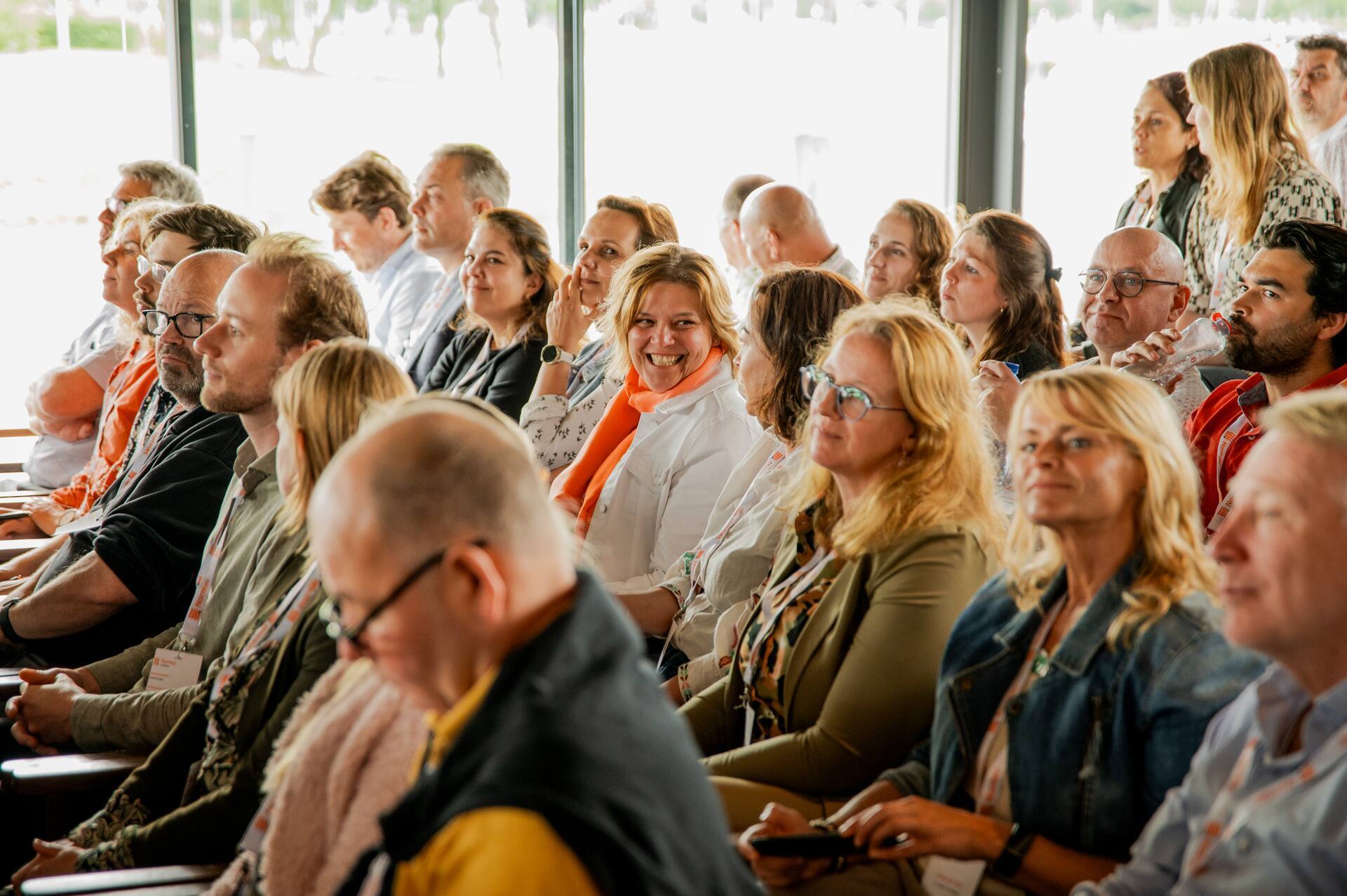 Das Publikum lauscht einer Präsentation während einer Veranstaltung oder eines Seminars in einem Konferenzraum.