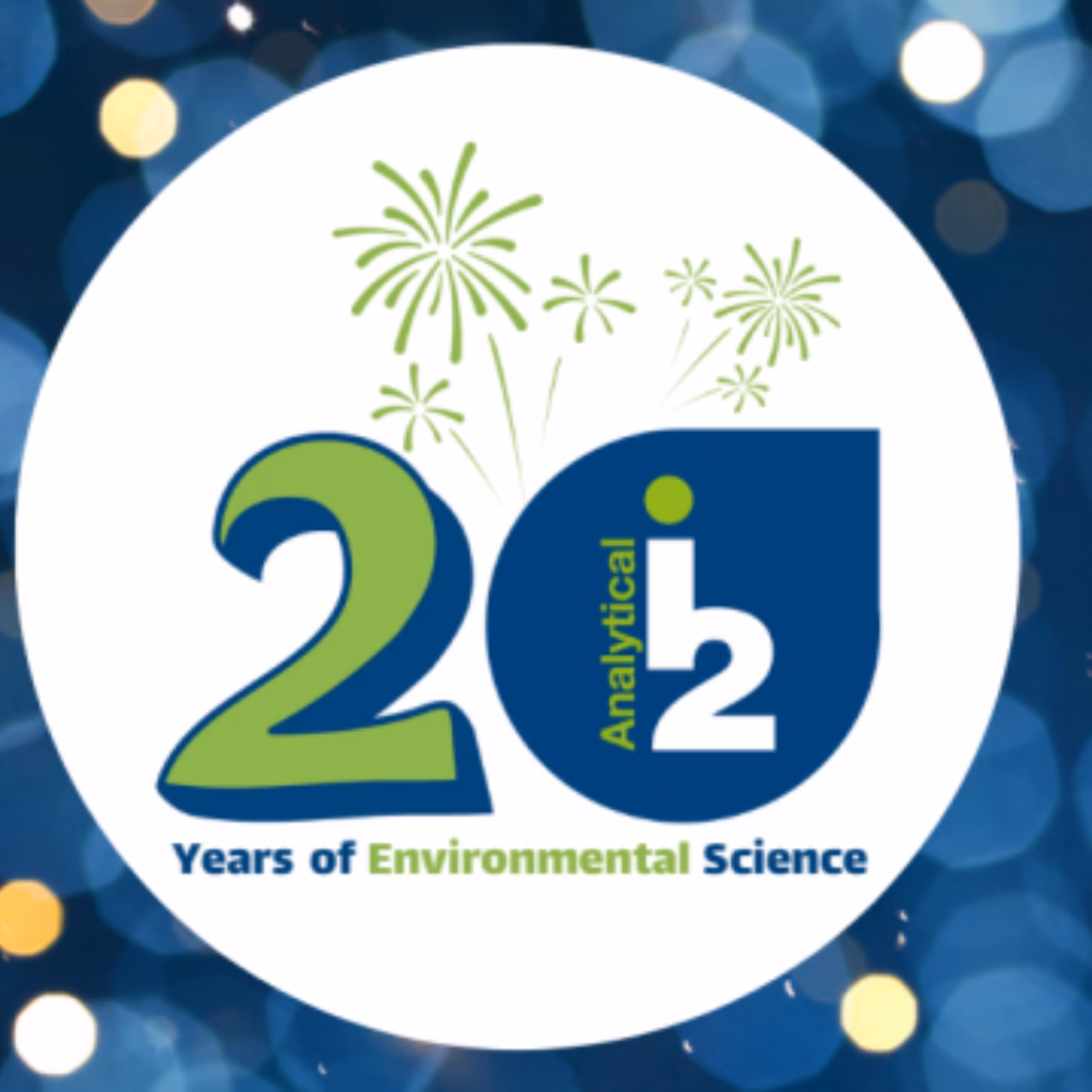 Logo ter ere van 20 jaar Environmental Science met het getal 20, groene vuurwerkaccenten en een blauwe achtergrond met lichtcirkels.