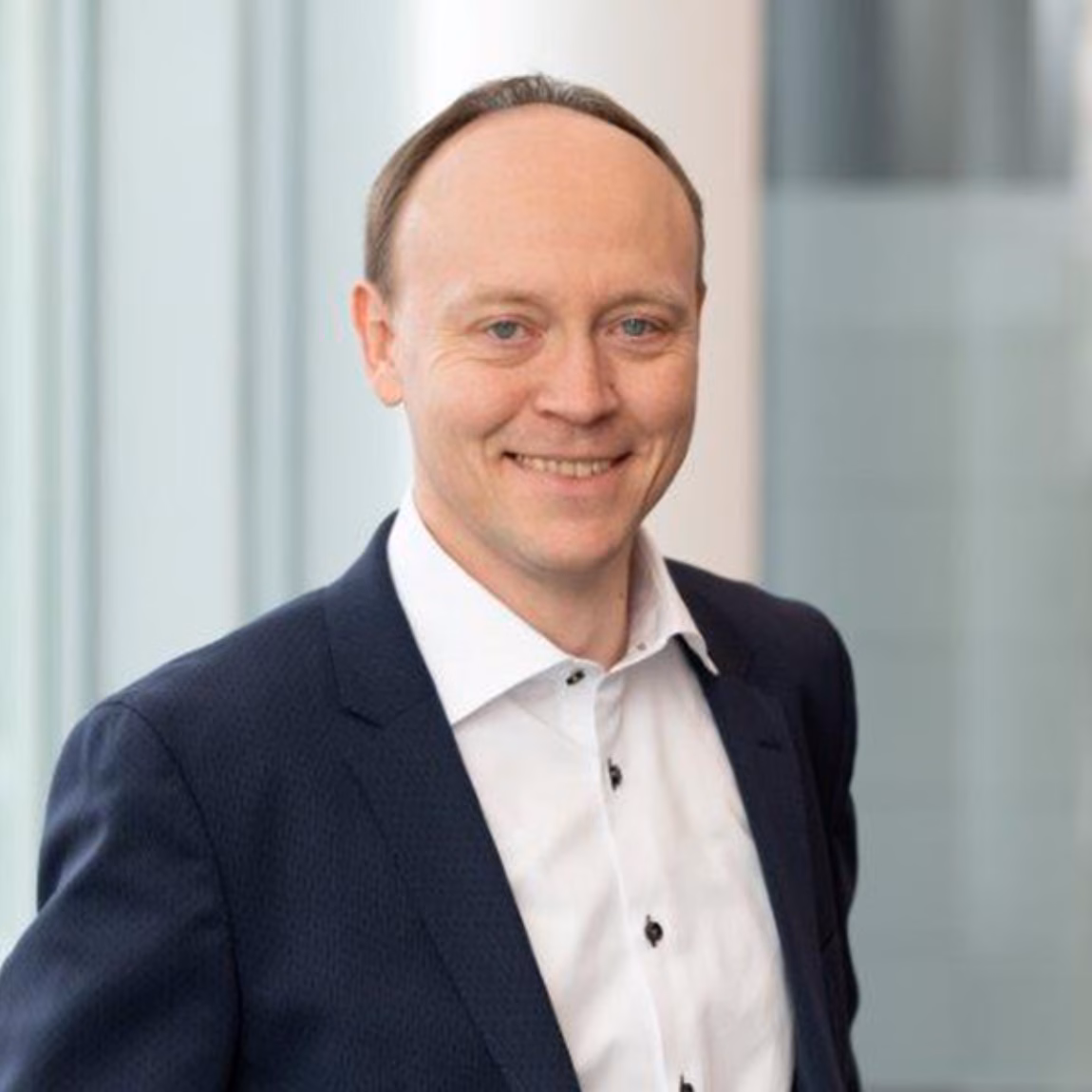 Portret van een professional in een moderne kantooromgeving.