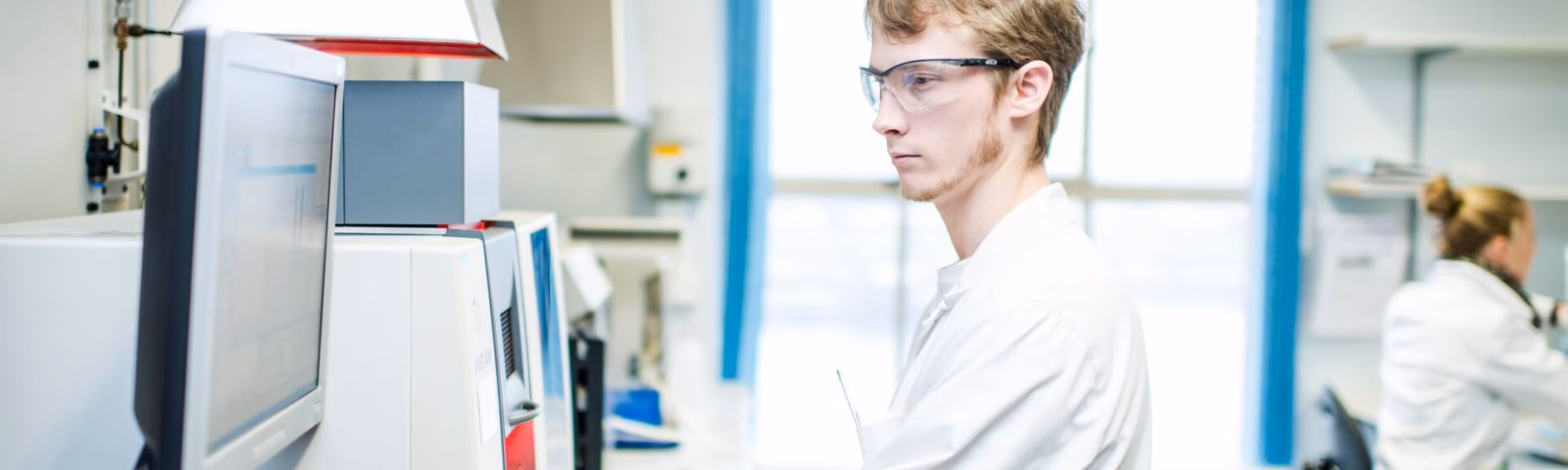 Un technicien de laboratoire utilise des appareils d'analyse dans un environnement de laboratoire.