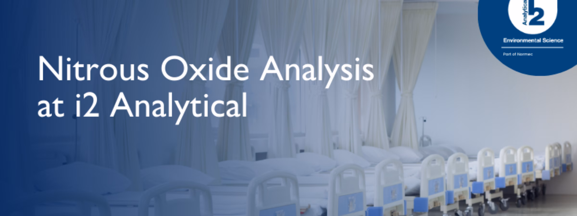 Bannière pour l'analyse de l'oxyde nitreux chez i2 Analytical, avec des lits d'hôpital en arrière-plan et le logo d'i2 Analytical en haut à droite.