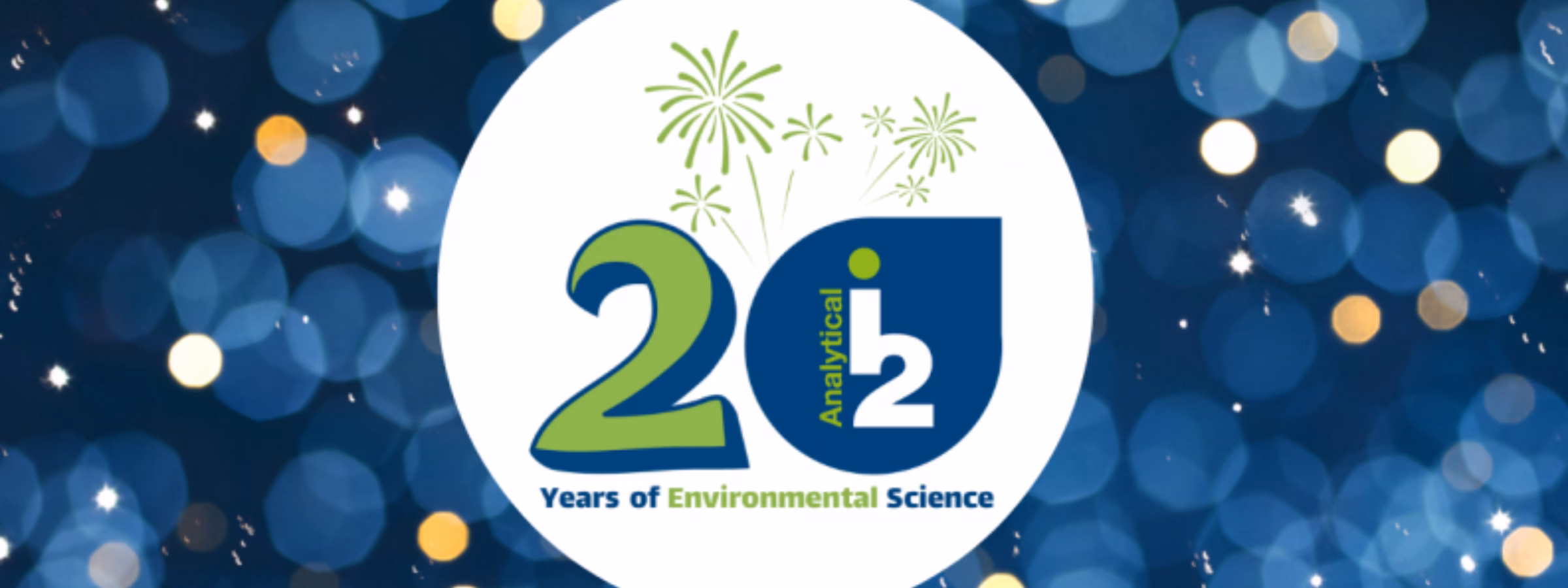 Logo ter ere van 20 jaar Environmental Science met het getal 20, groene vuurwerkaccenten en een blauwe achtergrond met lichtcirkels.