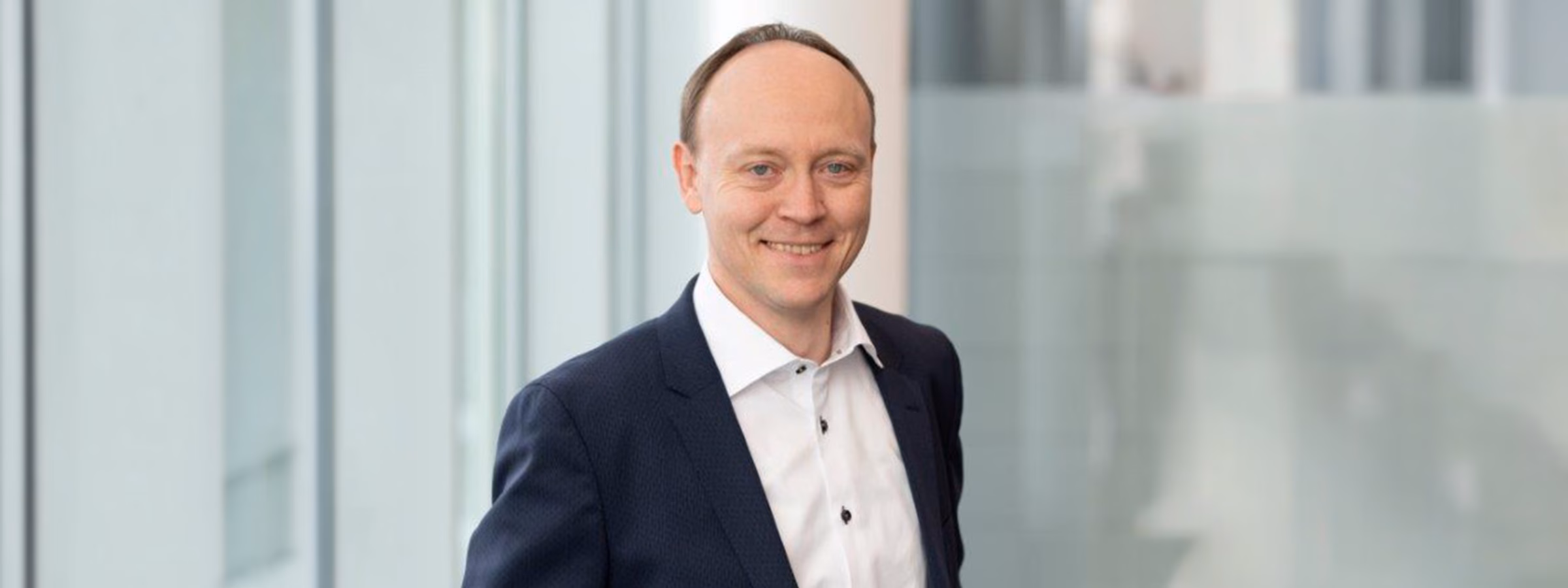 Portret van een professional in een moderne kantooromgeving.