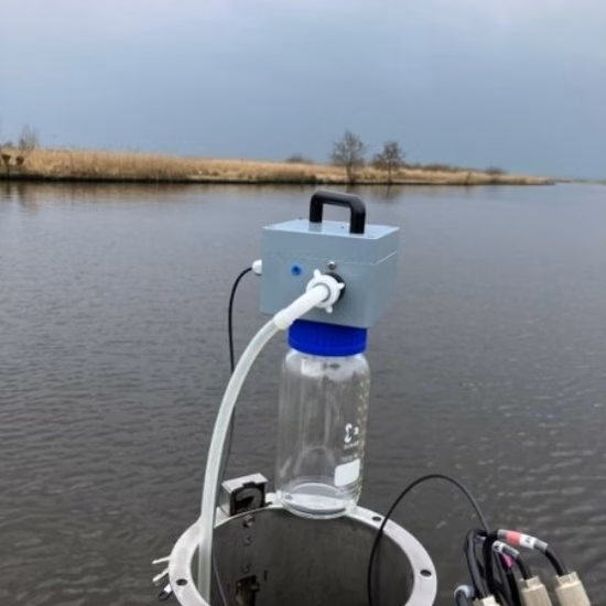 Meetapparatuur voor waterkwaliteitsonderzoek geplaatst in een oppervlaktewaterlichaam.