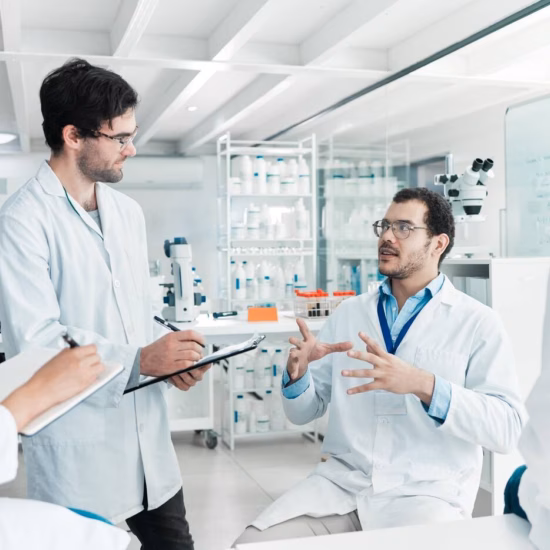 Onderzoekers bespreken resultaten in een modern laboratorium tijdens een wetenschappelijk overleg.