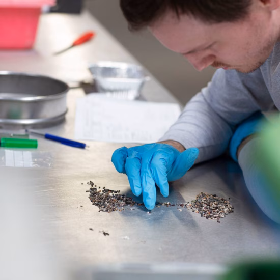 Materiaalmonsters worden handmatig gesorteerd en beoordeeld voor laboratoriumonderzoek.