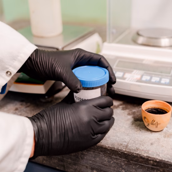 Een monster wordt voorbereid en gewogen voor laboratoriumonderzoek en kwaliteitsanalyse.