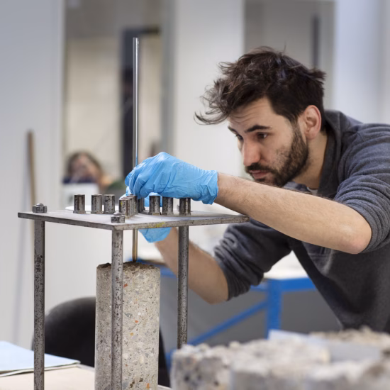 Een proefmonster wordt voorbereid en gecontroleerd voor materiaalkundig laboratoriumonderzoek.