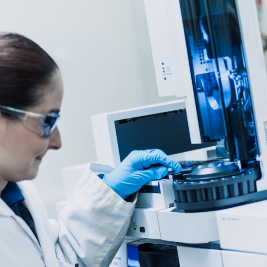 Ein Laborassistent führt eine Analyse mit hochmodernen Messgeräten durch.