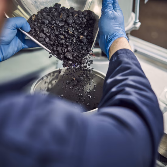 Een granulaatmonster wordt voorbereid voor laboratoriumanalyse en kwaliteitsonderzoek.