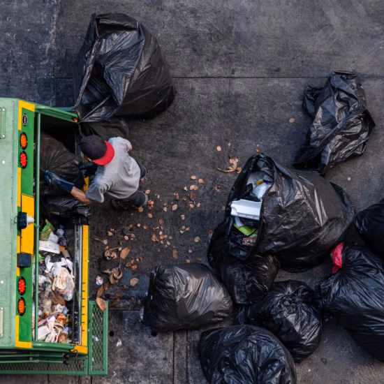 Huishoudelijk afval wordt verzameld en verwerkt op een afvalverwerkingslocatie.