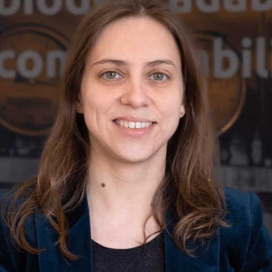 Photo de portrait d'un professionnel dans un environnement professionnel ou organisationnel.
