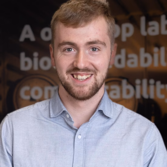 Photo de portrait d'un professionnel dans un environnement professionnel ou organisationnel.