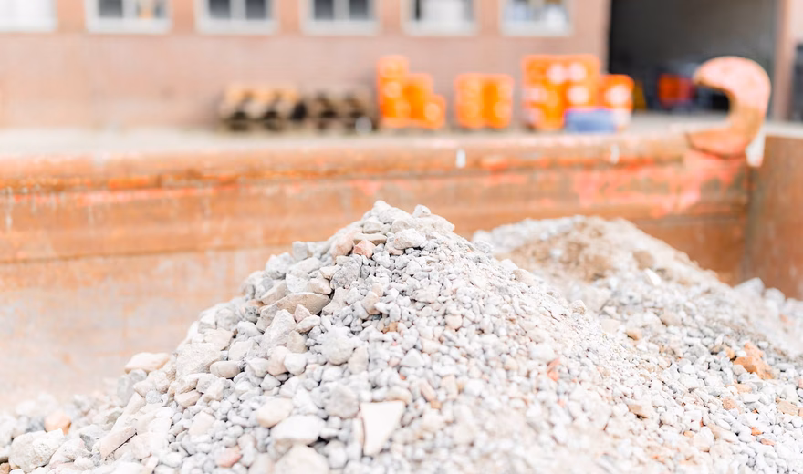 Puinhoop van gebroken beton en bouwpuin op een bouwplaats tijdens sloop- of renovatiewerkzaamheden.