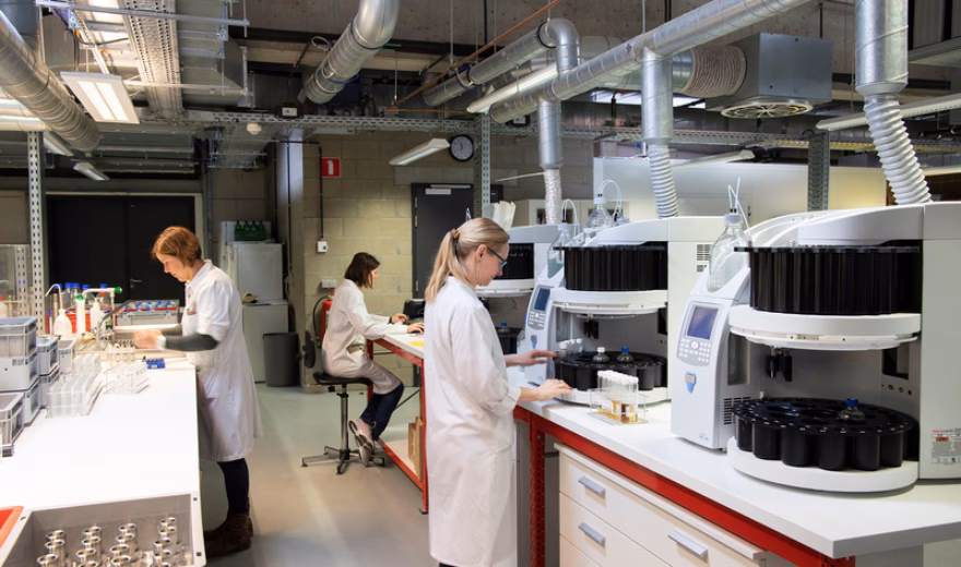 Laboratoire moderne doté d'équipements d'analyse automatisés et de personnel chargé de réaliser les tests de laboratoire.