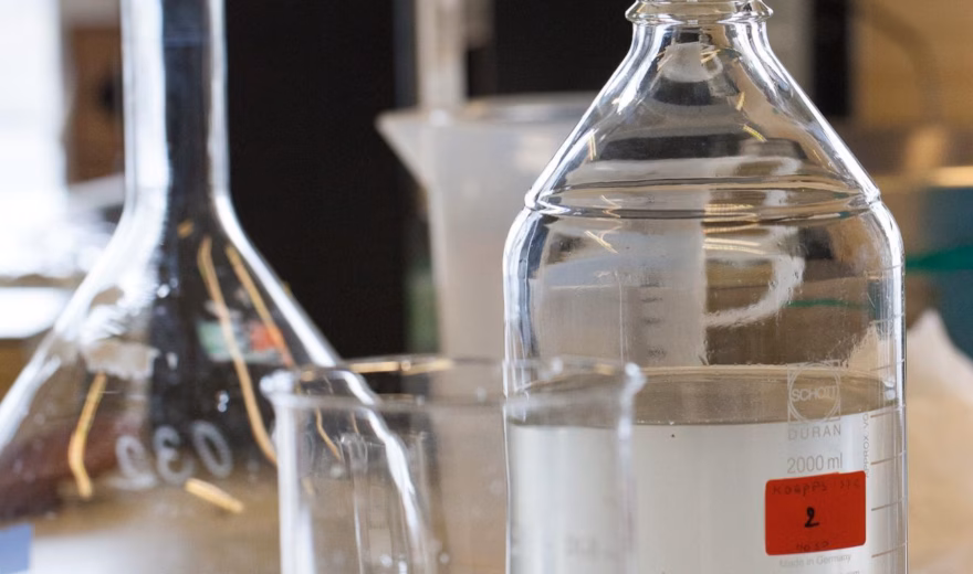 Een watermonster wordt voorbereid en geanalyseerd voor onderzoek naar waterkwaliteit.