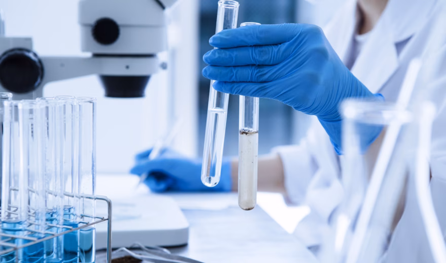 Een monster wordt geanalyseerd in het laboratorium als onderdeel van kwaliteits- en materiaalonderzoek.