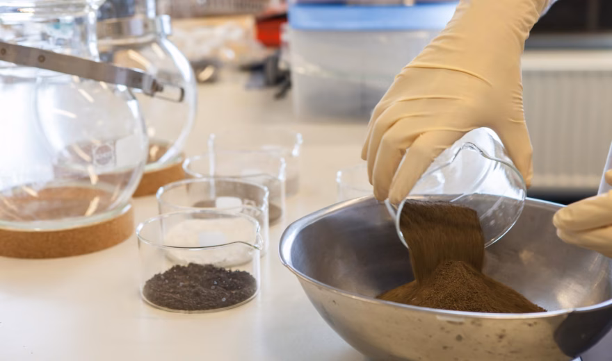 Een grondmonster wordt behandeld en voorbereid voor analyse in het laboratorium.