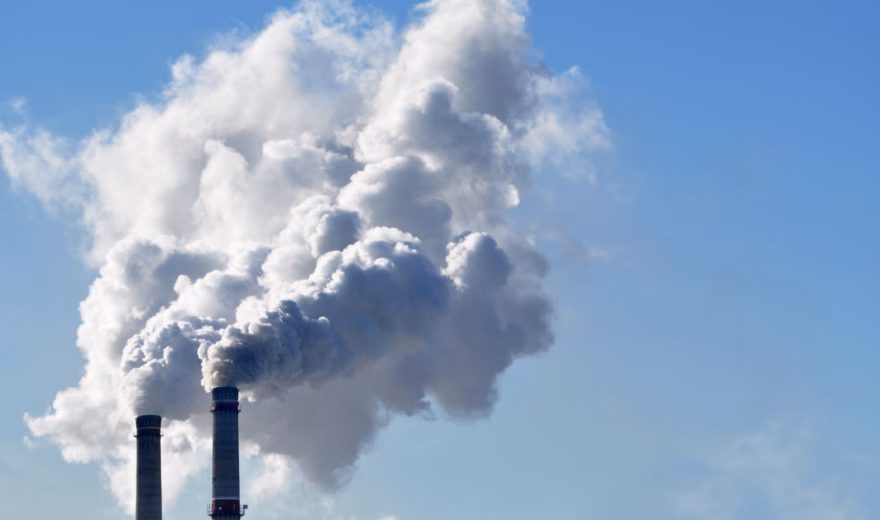 Uitstoot uit industriële schoorstenen wordt gemonitord in het kader van luchtkwaliteit en milieubeheer.