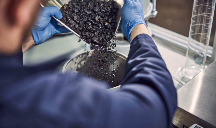 Eine Granulatprobe wird für die Laboranalyse und Qualitätsprüfung vorbereitet.