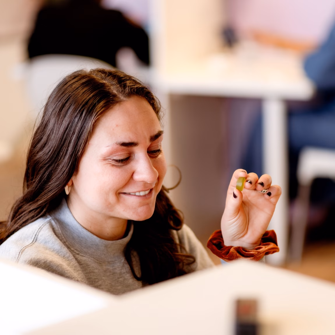Consument vergelijkt verpakkingen die verwachtingen en productbeleving beïnvloeden.