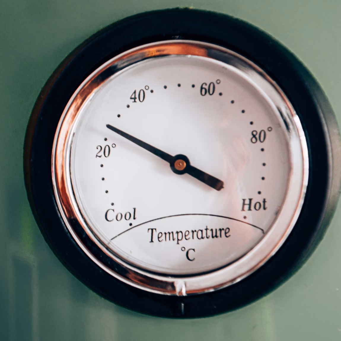 Ein analoges Temperaturmessgerät zeigt die Temperatur einer Anlage oder einer Prozessumgebung an.