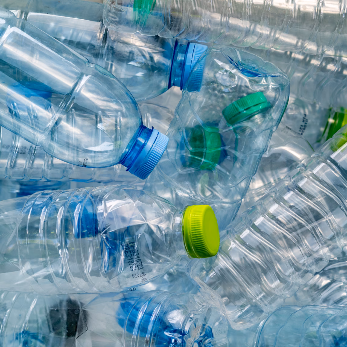 Samengeperste kunststof flessen tonen een stroom van recyclebaar verpakkingsmateriaal.