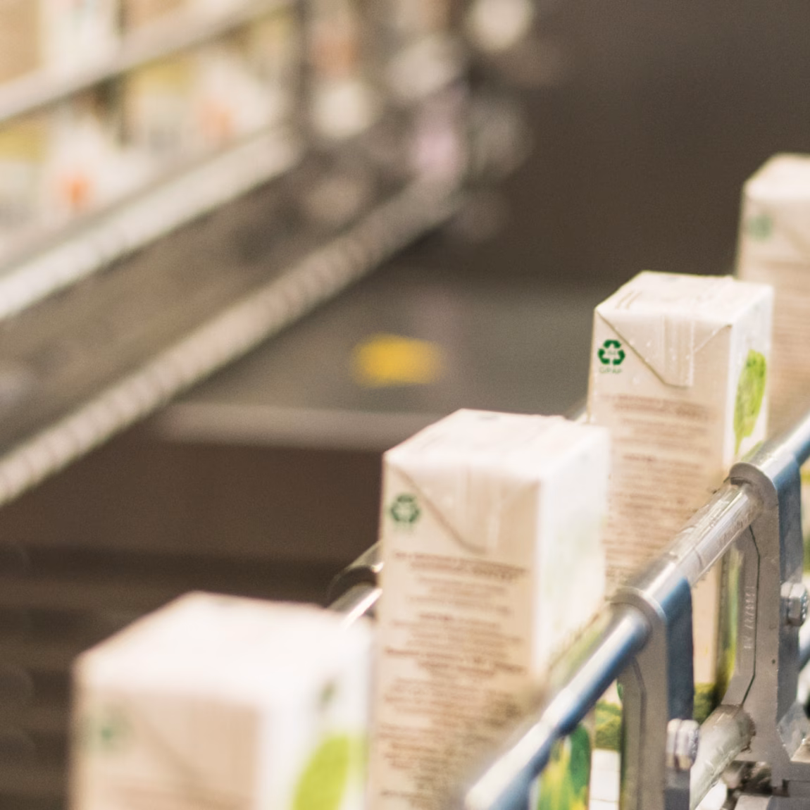 Verpakte voedingsmiddelen worden verwerkt en gecontroleerd op een geautomatiseerde productielijn.