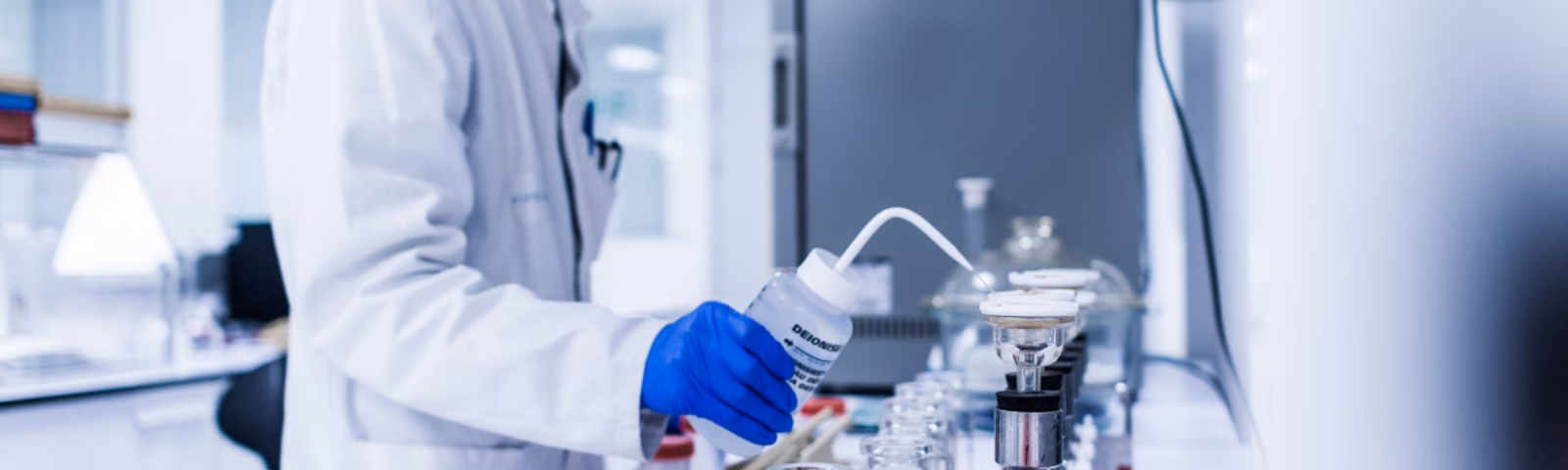Laboratoriummedewerker voert kwaliteitscontrole uit op monsters in een modern testlaboratorium.
