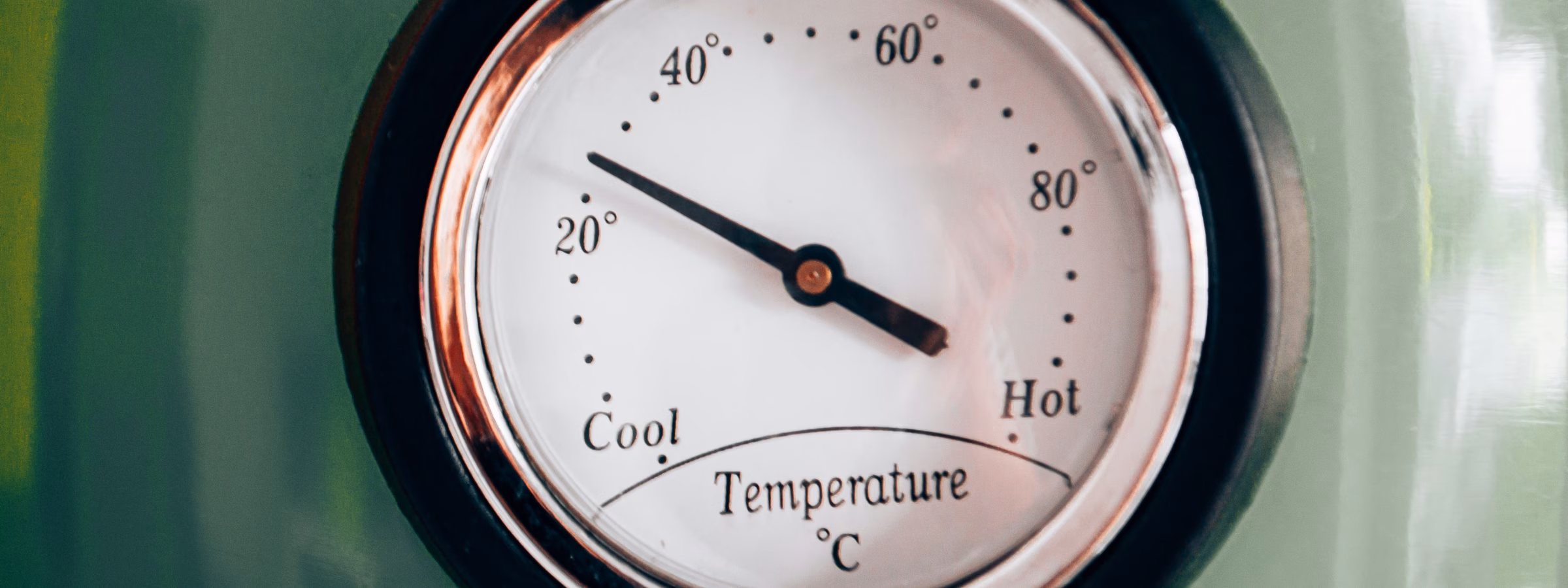 Ein analoges Temperaturmessgerät zeigt die Temperatur einer Anlage oder einer Prozessumgebung an.
