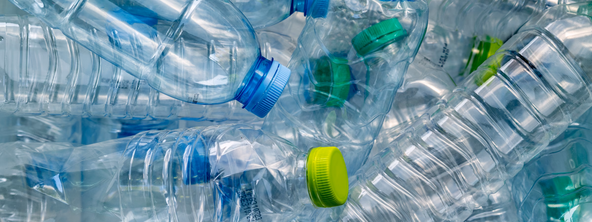 Samengeperste kunststof flessen tonen een stroom van recyclebaar verpakkingsmateriaal.