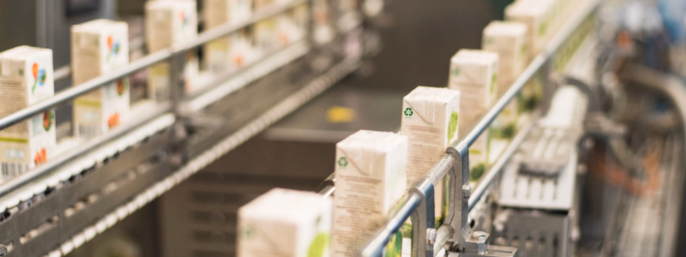 Verpakte voedingsmiddelen worden verwerkt en gecontroleerd op een geautomatiseerde productielijn.