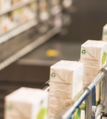 Verpackte Lebensmittel werden auf einer automatisierten Produktionslinie verarbeitet und kontrolliert.