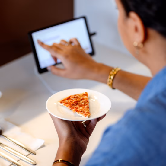 Deelnemer beoordeelt een voedingsproduct via een digitaal beoordelingsscherm.