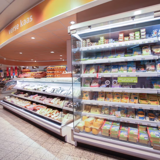 Kühlvitrine mit verpackten Lebensmitteln in einem Supermarkt.