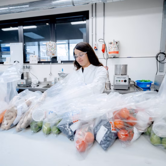 Laboratoriumonderzoek naar verpakte groenten en fruit voor kwaliteitscontrole van voedingsmiddelen.